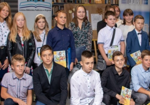 Pamiątkowe zdjęcie uczniów- uczestników tegorocznej edycji Narodowego czytania 2022.